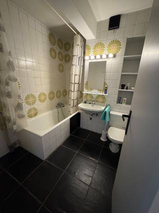 TE HUUR - Sint-Kwintens-Lennik - Appartement in een zijstraat van de markt van Lennik bestaande uit een woonkamer, ingerichte keuken, badkamer...