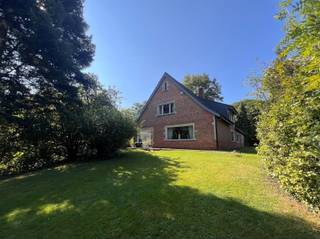 <p><span>Zou u graag leven midden in de seizoenen, 4 jaargetijden zien komen en gaan doorheen alle ramen van uw landhuis?</span><span><br /></span><span>Zou u dit bovendien graag gecombineerd zien met een uitermate rustige doch centrale ligging ?</span><span><br /></span><span>Dan is dit het ideale huis voor u: het alfabet schiet tekort om de schitterende ligging van het eigendom te omschrijven.</span><span><br /></span><span>Gelegen op wandelafstand van de gezellige dorpskern van Lubbeek, ligt deze villa op een prachtig perceel van maar liefst 8376 m² met unieke gevrijwaarde vergezichten... het leent zich tot een permanent vakantiegevoel in eigen land. Onthaasten en genieten van de natuur staan hier immers centraal.<br />Deze karaktervolle villa met een zeer grote bewoonbare oppervlakte van 445 m² omvat op het gelijkvloers een inkomhal met gastentoilet, een riante living van 65 m², een keuken, een bijkeuken en de masterbedroom met en suite de badkamer. </span><span>Op de eerste verdieping bevinden er zich 4 volwaardige slaapkamers en een badkamer.<br />Verder zijn er verschillende functionele zolders aanwezig. Tevens is dit landhuis volledig onderkelderd en voorzien van een ruime inpandige garage van 60 m². Bovendien beschikt deze villa nog over een apart atelier. </span><span><br /></span><span>Mits een aantal verfraaiingswerken uit te voeren kan dit landhuis eenvoudig veranderd worden in een gezellige, hedendaagse thuis! </span><span><br /></span><span>Kortom, een uniek gelegen landhuis en een absolute aanrader voor wie zoekt naar ruimte, licht en groen, met verschillende steden in de zeer nabije omgeving. Een absolute aanrader.</span><span><br /> </span></p><p><span>i</span></p>