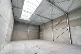 <strong>Duurzame KMO-unit</strong> van 205 m², <strong>samenvoegbaar tot een totale oppervlakte van 2.460 m²</strong>, te koop.<br /><br />De site is strategisch gelegen vlak bij het Albertkanaal, een cruciale logistieke as voor transport en economische activiteit in Limburg. Bovendien geniet het bedrijvenpark van een uitstekende bereikbaarheid dankzij de nabijheid van de E313 en E314, met snelle verbindingen richting Brussel, Antwerpen, Nederland en Duitsland.<br /><br />De KMO-Unitsworden casco opgeleverd en zijn voorzien van <strong>een sectionale poort</strong> (4,2m H x 4m B), <strong>een vrije hoogte van 6m</strong>, geïsoleerd dak, sandwichpalen, lichtstraat met rookluik en<strong> betonvloer met een maximum draagvermogen van 1.000 kg/m².</strong><br />De buitengevels bestaan uit een geïsoleerde prefabplint in grijsglad gewapend beton. De plinten hebben een sandwichstructuur.<br /><br />De loodsen zijn geschikt voor zowel opslag, kantoren, showroom, als productie en bieden een ideale omgeving om te ondernemen.<br /><br />Contacteer<strong> PANORAMA B2B </strong>voor bijkomende inlichtingen, plannen of een vrijblijvend plaatsbezoek <strong>011.220.500.</strong>
