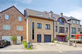 Open kijkmoment! zaterdag 5 september! 13:45 - 14:45<br /><br />immo DAVID presenteert deze instapklare woning (bouwjaar 2014) met hoogwaardige afwerking en een uitzonderlijk hoog wooncomfort.<br /><br />Via de stijlvolle inkomhal met gastentoilet en ingebouwde vestiaire bereikt u de lichtrijke leefruimte van ca. 40 m² met vloerverwarming. De grote schuiframen zorgen voor veel natuurlijk licht en geven rechtstreeks toegang tot het westgerichte terras en de tuin.<br /><br />De open, volledig ingerichte keuken met eethoek sluit naadloos aan op de leefruimte. Aansluitend bevindt zich een praktische wasberging. De ruime garage met automatische sectionaalpoort is zowel via de oprit als via de woning bereikbaar.<br /><br />Op de eerste verdieping bevinden zich drie slaapkamers, waaronder een master bedroom met dressing, en een badkamer met ligbad en douche. De tweede verdieping biedt nog twee volwaardige slaapkamers en een tweede douchekamer, goed voor in totaal vijf slaapkamers.<br /><br />De woning beschikt over een ventilatiesysteem D, conforme elektriciteit, een uitstekende EPC-score A en een waterput van 5.000 liter.<br /><br />Rustig maar centraal gelegen, met een vlotte verbinding naar Brussel en de Ring. Openbaar vervoer, scholen, winkels, het Laarbeekbos en de fietssnelweg bevinden zich in de onmiddellijke omgeving.<br /><br />Een ideale gezinswoning waar ruimte, comfort, energiezuinigheid en een uitstekende ligging perfect samenkomen.