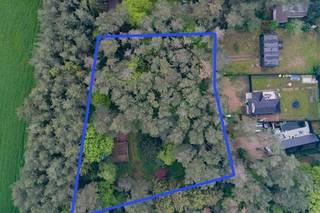 Perceel bouwgrond van 37a97ca op een uiterst unieke locatie verscholen in het bos.De grond ligt in recreatiegebied maar is geschikt om hier een...