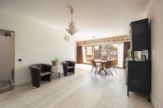 Ligging
Dit appartement is gelegen aan de Groenhofstraat 3 in Borsbeek, in een rustige en residentiële woonwijk. De groene omgeving combineert de rust van een woonwijk met een vlotte bereikbaarheid richting Antwerpen en omliggende gemeenten. 
Indeling
Het appartement beschikt over een ruime L-vormige leefruimte, waardoor er een duidelijke indeling tussen de zit- en eetruimte mogelijk is. Aansluitend bevindt zich de volledig geïnstalleerde keuken, met daarnaast een praktische wasplaats.
Verder omvat het appartement twee slaapkamers, waarvan één ruime master bedroom en een extra kamer die eveneens kan dienen als bureauruimte. Daarnaast is er een volledig ingerichte, moderne badkamer met inloopdouche. Tot slot beschikt het appartement over een privatieve kelderberging, ideaal als extra opslagruimte.
Troeven
•	Rustige en residentiële ligging in Borsbeek
•	Ruime leefruimte
•	Volledig geïnstalleerde keuken
•	Twee slaapkamers
•	Volledig geïnstalleerde badkamer
•	Extra kelderberging
•	Conforme elektrische installatie