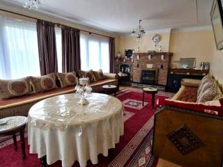 WSB-Immo: Deze ruime halfopen bebouwing met veel potentieel is gelegen op een centrale locatie nabij het openbaar vervoer, winkels en scholen.Deze...