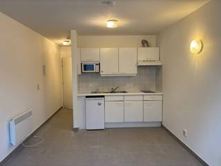 Studio op wandelafstand van station Gent Sint-Pieters, vlotte verbinding met het openbaar vervoer, wagen, ... gelegen nabij winkels, universiteiten, ... De indeling is de volgende: inkomhal, leefruimte met keuken, badkamer met douche, lavabo en toilet, opgelet geen aansluiting wasmachine aanwezig! De ruimtes worden nog afgewerkt en geschilderd, direct beschikbaar, te bespreken - huurprijs 625 euro/maand + 65 euro/maand gemeenschappelijke kost incl. verbruik water. Enkel zelf nog een abonnement voor elektriciteit af te sluiten. Geschikt voor één persoon met domicilie (of betalen van taks tweedeverblijf), geen huisdieren.