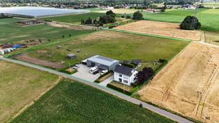 Uniek eigendom in agrarische zone met een zeldzame combinatie van ruimte, rust en mogelijkheden. De volledig gerenoveerde woning wordt achteraan...