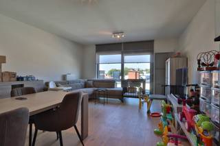 Zoekt u een nieuwbouw 2-slaapkamer appartement met terras én garage in Beveren? Dan is dit appartement vast iets voor jou!<br /><br />Het appartement is gelegen op de vierde verdieping en heeft een oppervlakte van 89,50m². <br />De indeling van het appartement is als volgt: leefruimte met volledig ingerichte open keuken, twee slaapkamers , een apart toilet met handenwasser, badkamer (voorzien van inloopdouche, dubbel lavabomeubel en spiegel) en een berging.<br />Verder is er ook nog een terras aansluitend aan de leefruimte met een oppervlakte van 2,6 m² en een terras aansluitend aan de slaapkamer met een oppervlakte van 6,50 m².<br />Het appartement is volledig geschilderd, afgewerkt met verlichting, raambekleding en er zijn ook individuele zonnepanelen!<br /><br />Achteraan het gebouw is er de garage. Ondergronds is er een ruime individuele kelderberging.<br />Er is een lift aanwezig in het gebouw.<br />Bij het appartement zijn nog 3 plaatsen in de fietsenstalling voorzien.<br /><br />Het appartement is beschikbaar vanaf 1 september. <br /><br />De voornaamste troeven van dit appartement zijn: centrale ligging, de energiezuinigheid, ...<br /><br />Twijfel niet om ons te contacteren voor meer informatie of een plaatsbezoek via verhuur@homevast.be of tel. 03 376 20 20.