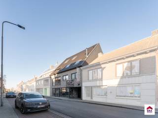 Uitzonderlijk aanbod: Woning met handelspand en magazijn op 1.553m² in centrum Dentergem! Ligging: centrum Dentergem, op wandelafstand van bakker,...