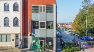 Een multifunctioneel handels-/kantoorpand (gelijkvloers + eerste verdieping / 197m²+ kelder 9m²), heden ingericht als bankkantoor. In perfecte...