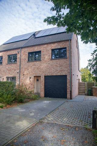 <p>MODERNE EN ENERGIEZUINIGE WONING MET TUIN, 3 SLAAPKAMERS EN RUIME ZOLDER IN ZOERSEL</p><p>Op zoek naar een instapklare, moderne woning in een rustige en aangename omgeving? Deze recente woning uit 2021 combineert comfort, energiezuinigheid en een praktische indeling op een fijne locatie in Zoersel.</p><p>De woning beschikt over een aangename leefruimte met open, volledig uitgeruste keuken. Dankzij de grote raampartijen geniet je van veel natuurlijk licht en een fijne verbinding met de tuin.</p><p>Op de eerste verdieping bevinden zich drie slaapkamers, waarvan één met praktische ingemaakte kasten, en een ruime badkamer met ligbad, aparte douche, dubbel lavabomeubel en toilet. De slaapkamers zijn voorzien van parket, screens en vliegenramen.</p><p>Een absolute troef is de ruime zolderverdieping, bereikbaar via een vaste trap. Deze ruimte is momenteel nog niet afgewerkt, maar biedt heel wat mogelijkheden voor wie extra slaapkamers, een bureau, hobbyruimte of andere leefruimte wil creëren.</p><p>Verder beschikt de woning over:</p><p>10 zonnepanelen<br />EPC-label A<br />Airconditioning op de eerste en tweede verdieping (hiermee kan je de volledige woning koelen)<br />Dubbele beglazing<br />Kruipkelder<br />Tuin<br />Oprit<br />Garage/opbergruimte<br />Aparte berging<br />Screens en vliegenramen op de eerste en tweede verdieping</p><p>De woning is gelegen in een rustige eenrichtingsstraat en toch centraal, met winkels, scholen, horeca, sport- en ontspanningsmogelijkheden in de nabije omgeving. Ook Antwerpen en omliggende gemeenten zijn vlot bereikbaar.</p><p>Een moderne en energiezuinige woning met nog extra potentieel dankzij de ruime zolder. Ideaal voor wie comfortabel wil wonen en tegelijk mogelijkheden voor de toekomst zoekt.</p><p>Karel Uytroevenlaan 35, Zoersel<br />Bouwjaar: 2020<br />Grondoppervlakte: ca. 300 m²<br />Bewoonbare oppervlakte: ca. 170 m²<br />3 slaapkamers + ruime zolder<br />Tuin<br />Oprit + garage/opbergruimte<br />10 zonnepanelen<br />EPC A</p>