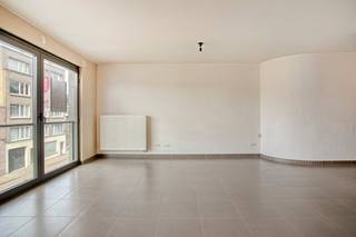 Op de 2de verdieping treffen we dit instapklaar appartement aan met 2 slaapkamers. Hier geniet men van een uiterst strategische locatie dichtbij alle nodige faciliteiten. Belangrijke invalswegen, handelszaken, Brugge centrum en openbaar vervoer bevinden zich op wandelafstand. Men heeft de keuze om de bijhorende garage aan te kopen voor een prijs van €30.000.Indeling:- Ruime inkom- Uitgestrekte leefruimte met aansluitend een open keuken- Bergruimte/wasplaats- Badkamer bestaande uit wastafelmeubel en douche- Apart toilet- Slaapkamer 1 - Slaapkamer 2 Extra:- Bijhorende garage die apart kan aangekocht worden voor €30.000
