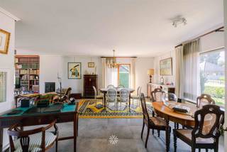 <p><span>GENT - Te renoveren laagbouwvilla van de jaren 70 op een boogscheut van het stadscentrum</span></p><p><span> </span></p><p><span>Wonen in een omgeving die het aangename karakter van een woonbuurt combineert met de voordelen van een stedelijke ligging. </span></p><p><span>De woning biedt een mooie basis voor wie op zoek is naar een karaktervolle woning die volledig naar eigen smaak en wensen kan worden gerenoveerd. </span></p><p><span> </span></p><p><span>Troeven:</span></p><ul><li><span>Gelegen in een </span><span>rustige</span><span> en </span><span>residentiële wijk</span></li></ul><ul><li><span>Dichtbij het centrum van Gent</span></li><li><span>Goede bereikbaarheid </span><span>met de rest van Gent, zowel met de fiets als het openbaar vervoer</span></li><li><span>Veel voorzieningen</span><span> in de buurt (winkels, horeca, scholen en recreatie)</span></li><li><span>Op enkele minuten wandelen van het</span><span> natuurgebied Bourgoyen-Ossemeersen</span></li><li><span>Groot perceel </span><span>van maar liefst 943m²</span></li><li><span>Zuid-Wes</span><span>t oriëntatie</span></li><li><span>Woning met</span><span> veel renovatiepotentieel</span></li><li><span>Praktische gelijkvloerse indeling</span></li></ul><p><span> </span></p><p><span>Indeling:</span></p><p><span>Bij binnenkomst wordt u verwelkomt door een ruime inkomhal die toegang geeft tot de leefruimte, de keuken en een apart toilet. De nachthal geeft uit op de 3 slaapkamers en een ruime badkamer met dubbel lavabomeubel, bad, douche en toilet.</span></p><p><span>Op de bovenverdieping bevindt zich een vierde kamer die ingericht kan worden als extra slaapkamer, hobbyruimte of bureau. </span></p><p><span>De woning beschikt daarnaast over een ruime garage en kruipkelder. </span></p><p><span> </span></p><p><span>Vraagprijs: 650.000 EURO</span></p><p><span>EPC: C (279 kWh/m² jaar)</span></p><p><span><br /></span><span>Neem contact op met Axel Lenaerts makelaars voor een bezoek: 09 245 24 24 of <span>hannelore@axellenaerts.be</span></span></p><p><span> </span></p><p><span> </span></p>