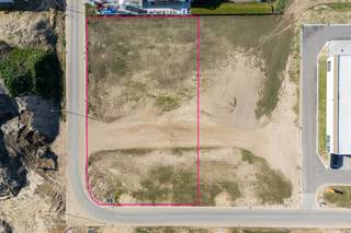 Strategisch gelegen perceel industriegrond van 2.194m² te koop binnen de nieuwe ontwikkeling ‘THEA’. Het bouwrijpe en genivelleerde terrein grenst aan een volledig uitgeruste wegenis en wordt verkocht met een goedgekeurde omgevingsvergunning, al is een eigen ontwerp eveneens mogelijk. Er geldt geen bouwverplichting.<br /><br />Geschikt voor opslag en productie, met diverse ontwikkelingsmogelijkheden. In samenspraak met de ontwikkelaar kan bovendien een bedrijfsgebouw op maat worden gerealiseerd.<br />Op de site worden tevens 22 KMO-units van 180 m² tot 300 m² gebouwd, met ruime parkeer- en manoeuvreergelegenheid.<br /><br />Gelegen op slechts 3 km van het centrum van Tielt, nabij de dynamische Kasteelstraat.<br /><br />Contacteer Henry Van Tornhout voor bijkomende inlichtingen of een vrijblijvend plaatsbezoek via +32 474 13 37 93 of via henry@kmovastgoed.be 