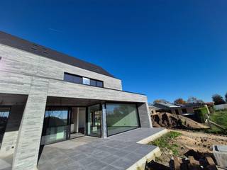 Tussen Lembeke en Oosteeklo, aan de Ledestraat 46A, bevindt zich deze nieuwbouwwoning, voorzien van alle modern comfort en alle moderne...