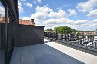 EXCLUSIEVE DUPLEX (2020) MET RUIM TERRAS OP TOPLOCATIE TE HEUSDEN-CENTRUM.Bent u op zoek naar een jong, energiezuinig en stijlvol appartement met...