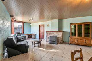 <p>Deze woning bevindt zich op een perceel van maar liefst 1.000 m² en biedt veel mogelijkheden.</p><p>Ideaal voor wie op zoek is naar een gezellige gezinswoning met veel extra bergruimtes.</p><p></p><p>De bewoonbare oppervlakte bedraagt maar liefst 217 m², exclusief de bijgebouwen.</p><p>Op het gelijkvloers vinden we een inkomhal, twee gastentoiletten, een bureau, een zeer ruime slaapkamer of hobbyruimte, een ruime leefruimte en keuken, aangevuld met verschillende aanpalende bergruimtes achteraan. De eerste verdieping telt drie slaapkamers en daarnaast is er ook nog een droge kelder aanwezig, perfect voor het bewaren van voorraad of huishoudelijke spullen.</p><p></p><p>De Zuid-Oost georiënteerde tuin biedt een aangename buitenruimte met veel privacy, waarin zich achteraan een serre en een tuinhuis bevinden, ideaal voor opslag of als werkruimte. De aanpalende garage met automatische poort biedt plaats voor een wagen en extra opbergruimte, terwijl ook parkeermogelijkheid naast de woning aanwezig is.</p><p>De ligging van de woning is uitstekend, met een vlotte bereikbaarheid naar Zulte en Waregem, de E17 en nabij diverse winkels, scholen en andere voorzieningen.</p><p></p><p>Deze woning biedt veel potentieel en is zeker een bezoek waard voor wie een ruim huis met karakter en grote tuin wil renoveren en aanpassen naar eigen wens.</p>