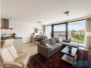 <p><span>Square Estate presents this superb apartment located on the second floor of a recent co-ownership building with an elevator.</span></p><p><span>The apartment is composed as follows: an entrance hall, a beautiful living room with a fully equipped open kitchen, a night hall, two bedrooms, a toilet, a bathroom, and a terrace.</span></p><p><span>This property also includes a cellar and a parking space, both included in the rental price.</span></p><p><span>For more information or to schedule a viewing, please contact us at 02/460.42.01 or at <span>info@square-estate.be</span></span></p>