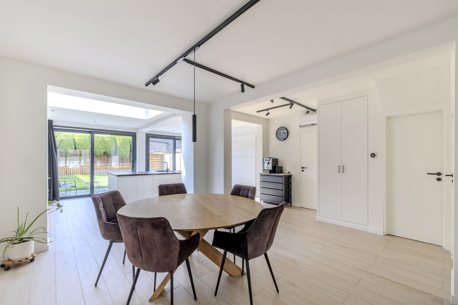 Gerenoveerde gezinswoning met garage op centrale locatie - foto 4