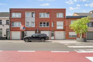 Op zoek naar een investering met een stabiele en betrouwbare huurder? Dit goed onderhouden duplexappartement, gelegen op een gunstige locatie nabij het centrum van Sint-Niklaas, het ziekenhuis, belangrijke invalswegen en diverse praktijken, biedt hiervoor een uitstekende opportuniteit. Het appartement beschikt over een aangename duplexindeling met 2 slaapkamers, een gezellige leefruimte en een zonnig terras waar u heerlijk van de buitenlucht kunt genieten. Bovendien is er een garage inbegrepen, wat een extra troef vormt. Het appartement wordt met de nodige zorg onderhouden door de huidige huurster, die beschikt over een huurovereenkomst van levenslange duur. Zij is een betrouwbare en correct betalende huurder, waardoor dit pand bijzonder geschikt is voor een investeerder die op zoek is naar rust, zekerheid en een stabiel rendement op lange termijn. Een interessante investering op een sterke en centrale locatie in Sint-Niklaas.