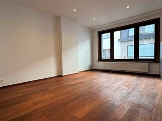 Indeling:Dit gezellig appartement is gelegen op de 2de verdieping en bereikbaar met de trap.Aan de voorzijde van het pand bevinden zich de leefruimte...