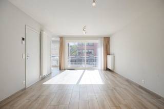 This ready-to-move-in apartment in Residence Verdi is located on the corner of Brugsestraat and Rustoordstraat in Oostkamp. Built in 2017,...