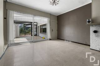 In de Motebosstraat te Geluveld vinden we deze zeer ruime en te renoveren woning.De woning geniet van een interessante ligging waardoor er een...