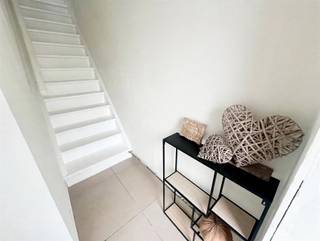 <p>Bent u op zoek naar een instapklare en energiezuinige gezinswoning? Dan is deze woning in Oud-Turnhout zeker een bezoek waard.</p><p>Via de inkomtraphal betreedt u de ruime en lichtrijke leefruimte, die dankzij de grote raampartijen een aangename open sfeer creëert. Aansluitend bevindt zich de moderne open eetkeuken van 15 m², volledig ingericht met kwalitatieve toestellen en voldoende werk- en opbergruimte. Achteraan sluit de keuken aan op de gezellige en lichte eetruimte/bureel/hobbykamer van 6 m².<br />Verder beschikt het gelijkvloers over een apart toilet en een moderne badkamer uitgerust met een handige inloopdouche en lavabomeubel. Daarnaast is er nog een praktische berging/wasruimte met extra stockagemogelijkheden.</p><p>Op de verdieping geeft de nachthal toegang tot twee volwaardige slaapkamers. De ruime master bedroom van 16 m² biedt voldoende plaats voor een groot bed en extra kastruimte. De tweede slaapkamer van 9 m² is ideaal als kinderkamer, bureau of dressing. Buiten is er links nog een fietsen- en vuilbakkenberging met een aparte deur.</p><p>De woning beschikt over een totale bewoonbare oppervlakte van 100 m² verdeeld over twee verdiepingen. Dankzij de moderne afwerking, de lichtrijke ruimtes en de rustige ligging is dit een ideale woning voor wie op zoek is naar comfortabel wonen zonder renovatiezorgen. Dit gebouw werd totaal gerenoveerd met ook een nieuw geïsoleerd dak,.... Vooraan is er ruimte voor het plaatsen van een wagen, tuinset,...</p><p>CV op gas</p><p>EPC label B - geen asbest en elektriciteitsattest is conform</p><p>Infoplicht: Vg, Wg, Gmo, Gvkr, Gvv, P-score: A, G-score: A. Dit is geen aanbod, alle informatie is onder voorbehoud van materiële vergissingen en/of wijzigingen. De vermelde oppervlaktes zijn louter indicatief.<br /> </p>