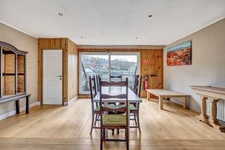 <p><strong>Prachtig instapklaar en gerenoveerd </strong>triplexappartement (verdiepingen 1, 2 en 3) met maar liefst vier slaapkamers en 2 badkamers, <strong>ideaal als ruime gezinswoning, of cohousingproject</strong>. De gemeenschappelijke inkomhal bevindt zich op het gelijkvloers. Op de eerste verdieping vinden we een overloop, leefruimte met open keuken en toegang tot het terras, een slaapkamers, een luxueus ingerichte badkamer met toilet, ligbad, douche lavabomeubel. Een apart gastentoilet, doucheruimte en een trappenhal. Op de tweede verdieping bevinden zich een overloop, een berging, een apart toilet en twee kamers. Op de derde verdieping is er een overloop en een extra slaapkamer, eveneens met eigen badkamer. Het appartement geniet van tal van voordelen: <strong>geen syndicus, geen lift en dus geen maandelijkse kosten</strong>. Vernieuwd en geïsoleerd dak - Verwarming via condenserende gaswandketels - Zonnepanelen - Conform elektriciteitsattest - Gunstig EPC. Let wel: het pand is niet volledig asbestvrij door de aanwezigheid van gevelleien in asbest aan de achterzijde. Conformiteitsattest voor verhuur eveneens beschikbaar waardoor ook geschikt als verhuurpand (Maatregelen opgenomen in het maatregelenregister: neen)</p>