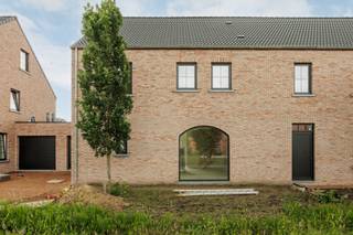 Deze energiezuinige nieuwbouwwoning bevindt zich in een nieuwe en rustige woonwijk in Dessel, met een vlotte bereikbaarheid en nabijheid van winkels, scholen en dagelijkse voorzieningen. Een aangename locatie voor wie comfortabel en hedendaags wil wonen.<br /><br />Via de inkomhal met apart gastentoilet en toegang tot een praktische berging komt u binnen in de woning, waar de gezellige zithoek en lichtrijke leefruimte meteen opvallen. De open keuken is volledig uitgerust, voorzien van een kookeiland en geniet van een mooi zicht op de tuin. Vanuit de leefruimte bereikt u de eerste verdieping met drie ruime slaapkamers en een verzorgde badkamer uitgerust met een inloopdouche, ligbad en dubbele lavabo. Verder is er nog een apart toilet aanwezig. Via een vaste trap bereikt u de zolderverdieping, ideaal als extra bergruimte of hobbyruimte. Ook kan u ervoor kiezen deze af te werken tot twee extra slaapkamers. Buiten geniet u van een aangename tuin met terras en voldoende privacy. De ruime garage en parkeermogelijkheden op de eigen oprit zorgen voor extra comfort.<br /><br />Met een e-peil van 16 en s-peil van 28, gecombineerd met een warmtepomp en zonnepanelen, is deze woning bijzonder energiezuinig en klaar voor de toekomst.<br /><br />De prijs (BTW en registratierechten) en het bouwplan zijn beschikbaar op kantoor. Voor meer informatie kan u contact opnemen met ons kantoor in Mol op het nummer 014/61.61.64 of via jynthe@vastgoedpartners.be.<br /><br />• 3 ruime slaapkamers<br />• Warmtepomp en zonnepanelen<br />• Zolder bereikbaar via vaste trap<br />• Ruime garage en parking op eigen terrein