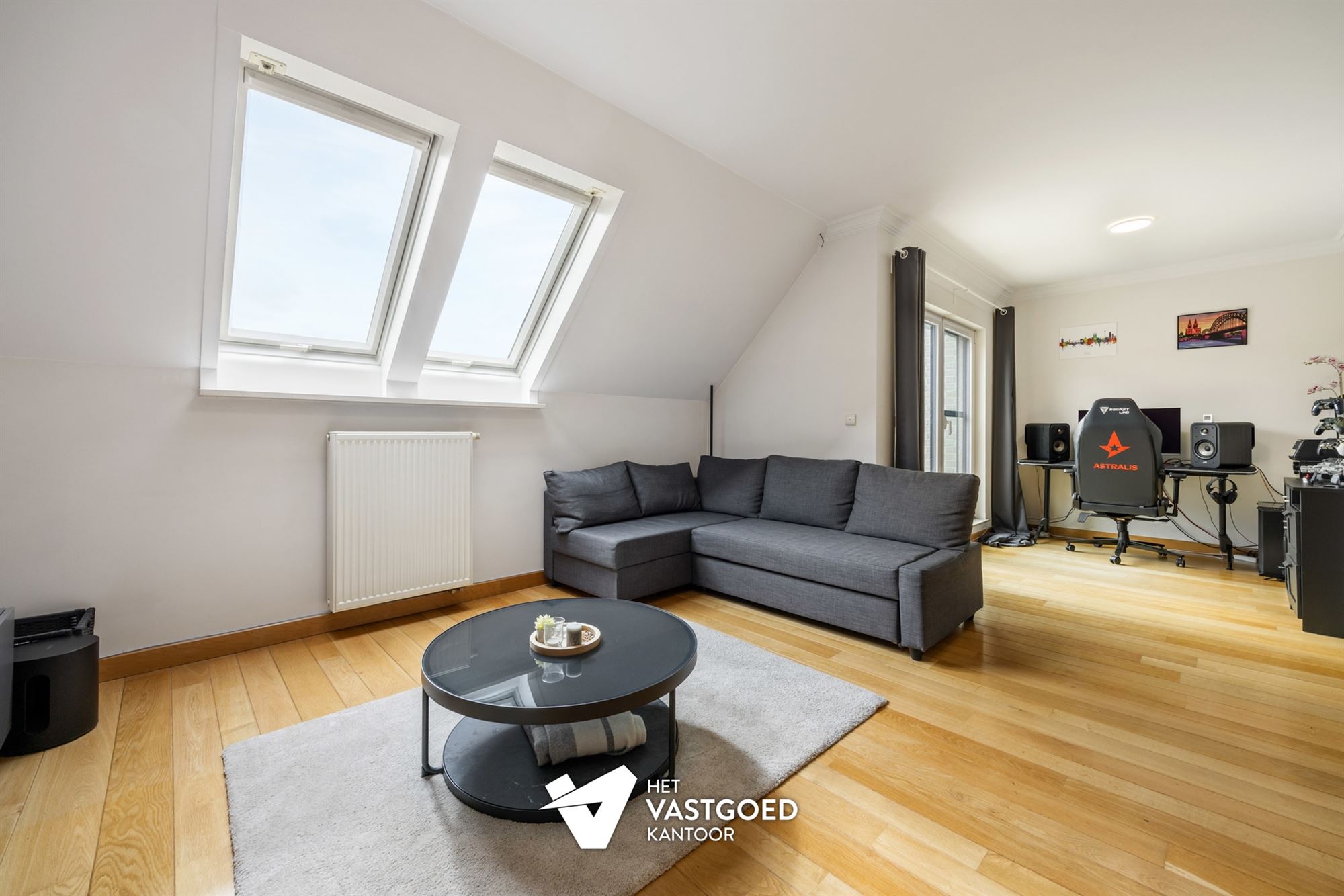 ZEER RUIM DUPLEX APPARTEMENT MET BIJHORENDE AFGESLOTEN GARAGEBOX EN 2 STAANPLAATSEN IN HET CENTRUM VAN OOSTHAM - foto 5