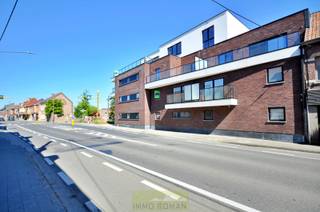 Gelegen in het hart van Avelgem, biedt dit stijlvolle, gelijkvloerse nieuwbouwappartement in 'Residentie Meersenzicht' alles wat je nodig hebt voor comfortabel wonen. Dankzij de uitstekende ligging ben je op korte afstand van winkels, scholen en belangrijke verkeersverbindingen.<br /><br />In het appartement zien we een inkomhal, gastentoilet, leefruimte met volledig ingerichte keuken, wasplaats, <strong>1 slaapkamer</strong>, badkamer met dubbele lavabo en een inloopdouche.  <br /><br /><strong>Eigenschappen:</strong>
<ul>
	<li>Energiezuinig (E-peil = 45)</li>
	<li>Verwarming door lucht-water warmtepomp en vloerverwarming</li>
	<li>Ventilatiesysteem type D</li>
	<li>Gemeenschappelijke fietsenberging</li>
	<li><strong>Optioneel een parkeerplaats aan te kopen</strong></li>
</ul>
<br />Met een woonoppervlakte van 86 m² biedt dit appartement een perfecte balans tussen comfort en functionaliteit. Dankzij het energiezuinige karakter geniet u van lage energiekosten en een aangename woonervaring.<br /><br />Prijs: exclusief BTW, registratie en bijkomende kosten.<br /><br />Meer info of een bezoek? Contacteer Kyamo De Smet: 0479 06 13 71