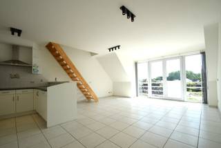 <span><span>Bent u op zoek naar een leuk duplex appartement <strong>met 2 slaapkamers</strong>? Sta dan even stil bij dit interessante aanbod!<br /><br />In het centrum van <strong>Houthulst</strong> bieden we u deze instapklare duplex aan. Het appartement beschikt op heden over 2 slaapkamers, maar met de mogelijkheid tot het inrichten van een derde slaapkamer.<br />Het appartement is gelegen op de tweede verdieping.<br /><br />Indeling: op eerste niveau van het appartement geniet u van een <strong>lichtrijke leefruimte</strong> met open, volledig geïnstalleerde <strong>keuken </strong>waar u gebruik kunt maken van een ingebouwde koelkast, vaatwasser, spoelbak, heteluchtoven en inductiekookplaat met dampkap. Hier treft men ook de living en een <strong>eerste slaapkamer</strong>, waar u met gemak een tweepersoonsbed en grote kleerkast kan plaatsen. Aansluitend bevindt zich de <strong>badkamer </strong>uitgerust met douche, toilet en lavabomeubel.<br />De bovenverdieping van het duplex appartement omvat een verfrissingsruimte met lavabo (eventueel geschikt als derde slaapkamer/bureau) en een <strong>tweede grote slaapkamer met</strong> <strong>ingemaakte kasten.</strong><br /><br />Samen met dit appartement kan ook een bijhorende, afzonderlijke garage gehuurd worden (prijs op aanvraag).<br /><br /><u>Enkele troeven:</u></span></span>
<ul>
<li><span><span>Mogelijkheid tot het huren van een garagebox achteraan het gebouw;</span></span></li>
<li><span><span><strong>Instapklaar, lichtrijk en ruim</strong>;</span></span></li>
<li><span><span>Centrale ligging te Houthulst;</span></span></li>
<li><span><span><strong>Gunstig EPC label C</strong>;</span></span></li>
</ul>
<span><span>Huurprijs exclusief gemeenschappelijke kosten (syndic) en bijhorende garage.</span></span><br /><br /><span><span>Wenst u meer informatie of zou u graag een bezichtiging inplannen? Bel Diksimmo op het nummer 051 50 11 51 of mail naar diksmuide@diksimmo.be.</span></span>
