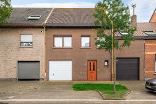 <p><span>Op een gunstige locatie gelegen, verrassend ruime woning met vijf slaapkamers, garage en diepe tuin. Gunstige energiescore [207 kWh/(m²jaar)]!</span></p><p><span>Gelegen nabij de belangrijkste verbindingswegen naar Antwerpen en Nederland en de fietsostrade. De centra van Ekeren, Hoevenen en Kapellen kortbij en een vlotte bereikbaarheid van scholen, winkels en horeca gegarandeerd.</span></p><p><span>We betreden de woning via de inkomhal met gastentoilet. Van hieruit bereiken we de leefruimte met meer dan voldoende plaats voor een ruime zit- en eetkamer. De grote raampartijen aan de achterzijde zorgen voor veel natuurlijk licht en een aangename verbinding met de tuin.</span></p><p><span>Aansluitend aan de leefruimte bevindt zich de keuken, welke beschikt over voldoende kast- en werkbladruimte en de volgende uitrusting: kookplaat (keramisch), dampkap, spoelbak, oven en koelkast.</span></p><p><span>Verder vinden we op het gelijkvloers een berging/wasplaats en een ruime inpandige garage, ideaal voor wagen, fietsen en extra opslag. </span></p><p><span>Achteraan vormt de veranda, welke we kunnen bereiken langs zowel de leefruimte als de keuken, een absolute meerwaarde. Deze vormt een heerlijke verlenging van de leefruimte en hier geniet men beschut van het buitengevoel en het prachtige groen. Van de eerste zonnige lentedagen tot een frisse herfstavond!</span></p><p><span>Op de eerste verdieping geeft de overloop toegang tot drie volwaardige en lichtrijke slaapkamers, een apart toilet en de badkamer. Deze laatste is uitgerust met een ligbad met douchevoorziening en een lavabomeubel (dubbel).</span></p><p><span>Via een vaste trap bereiken we de verrassend ruime tweede verdieping. Momenteel drie ruimtes, waarvan er twee zeker kunnen dienen als slaapkamer en de derde als berging. Hier liggen bij herinrichting tal van mogelijkheden: slaapkamer(s) met een tweede badkamer, een thuiskantoor, hobbyruimte, speelkamer of een combinatie hiervan. </span></p><p><span>Ook de tuin is één van de troeven van deze woning. Dankzij de vele bomen, struiken en beplanting werd een aangename sfeer en een aangenaam gevoel van privacy gecreëerd. Een heerlijke plek voor kinderen, tuinliefhebbers of gewoon om in alle rust van het buitenleven te genieten.</span></p><p><span>In de tuin vinden we verder ook nog twee tuinhuizen, een kippenren en een serre.</span></p><p><span>De woning is verzorgd en onmiddellijk bruikbaar, maar biedt tegelijk volop mogelijkheden om verder te moderniseren en helemaal naar eigen smaak in te richten.</span></p><p><span>Is uw interesse gewekt? Wel, dan hoor ik graag van U.</span></p>