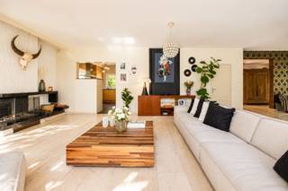 <h1><span><br />Charmante villa grenzend aan de Kalmthoutse Heide</span><span><br /><br />Ligging</span><span><br /><br />Deze charmante villa bevindt zich op een uitstekende locatie in Heide-Kalmthout, met scholen, winkels en openbaar vervoer op korte afstand. De woning beschikt over een ruim perceel van 3.000 m² en een bewoonbare oppervlakte van 386 m².</span><span><br /><br />Indeling</span><span><br /><br />Via de inkomhal betreedt u de riante en lichtrijke leefruimte met houthaard. De aparte keuken met eetkamer biedt een aangenaam zicht op de groene tuin.<br /><br />Verder zijn er gezellige en zonnige terrassen, zowel aan de voor- als achterzijde van de woning. Daarnaast bevindt zich op het gelijkvloers een praktische wasplaats, een apart toilet en een polyvalente ruimte die momenteel wordt gebruikt als praktijkruimte.<br /><br />Op de eerste verdieping bevinden zich vier volwaardige slaapkamers en een badkamer, uitgerust met een dubbele wastafel, ligbad en toilet. De masterbedroom met ensuite badkamer is voorzien van een dubbele wastafel, douche, ligbad en toilet. Bovendien beschikken de kamers over een balkon met zicht op het groen. Daarnaast zijn er een zolder en een kelder aanwezig.<br /><br />Verder beschikt de woning over een riante garage.<br /><br />De zonnige, groene tuin vormt een oase van rust waar u in alle privacy kunt genieten. Achteraan de tuin bevindt zich het Grenspark de Kalmthoutse Heide.</span><span><br /><br />Troeven</span><span>:<br /><br />- Toplocatie<br />- 4 ruime slaapkamers<br />- EPC: 274 kWh/m²<br />- Zonnige, groene tuin<br />- Grenzend aan de Kalmthoutse Heide <br /><br /></span><span>Omschrijving</span><span><br /><br />Deze woning combineert ruimte, comfort en een uitstekende ligging in Heide-Kalmthout. Ideaal voor gezinnen die op zoek zijn naar een warme thuis met veel ruimte en mogelijkheden, op een rustige en groene locatie.</span><span><br /><br />Interesse?</span><span><br /><br />Wacht niet te lang en plan vandaag nog uw bezoek!</span><span><br /><br /><br /></span></h1><p><span> </span></p>