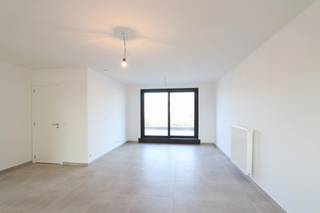 Zoekt u een energiezuinig 1-slaapkamer appartement met terras, autostaanplaats én kelderberging in het centrum van Beveren? Dan is snel zijn de boodschap!<br /><br />Het appartement is gelegen op de eerste verdieping.<br /><br />De indeling van het appartement is als volgt: leefruimte met volledig ingerichte keuken (koelkast met vriesvak, combi-oven, inductie kookplaat, dampkap, spoelbak, vaatwasmachine en voldoende kastruimte), een praktische berging met uitgietbak en aansluiting voor wasmachine en droogkast, een slaapkamer, een toilet en een badkamer (voorzien van inloopdouche, enkel lavabomeubel, spiegel en handdoekdroger).<br /><br />Verder is er ook nog het terras met een oppervlakte van 8,6 m², ondergronds de autostaanplaats en de ruime individuele kelderberging. <br /><br />Tot slot is er een overdekte fietsenstalling ter beschikking en een lift aanwezig in het gebouw.<br /><br />De grote troef van dit appartement is dat het een BEN-woning is, waardoor er een zeer laag energieverbruik is! Maar ook de centrale ligging, zonnepanelen, vlakbij openbaar vervoer,... <br /><br />Het appartement is beschikbaar vanaf 1 oktober 2026, werd volledig geschilderd en is vooraan voorzien van jaloezieën. De provisie voor de gemeenschappelijke kosten bedraagt 30 euro per maand. <br /><br />Twijfel niet om ons te contacteren voor meer informatie of een plaatsbezoek via verhuur@homevast.be of tel. 03 376 20 20.