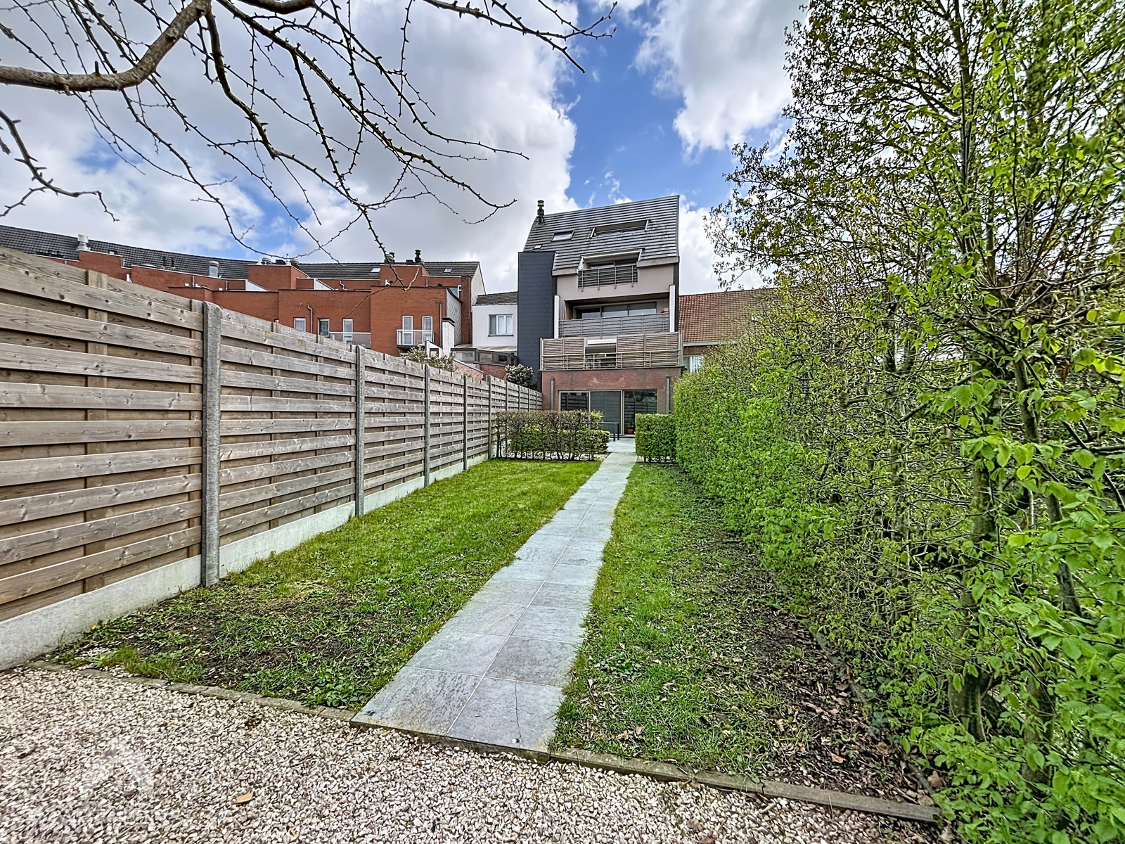 Gelijkvloers appartement met 2 slaapkamers en tuin - foto 3