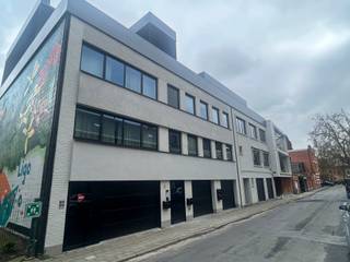 Prachtig, recent energiezuinig 3-slpk.-appartement (141 m²) met terras (12 m²), garage en lift in het bruisende hart van Dendermonde! Dit...