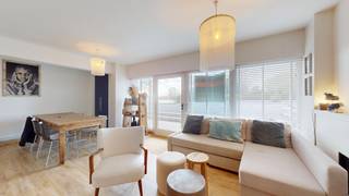 Ontdek dit lichtrijke en instapklare appartement, ideaal gelegen in de residentie Laguna Beach. De ruime leefruimte met open keuken straalt een warme en moderne sfeer uit dankzij de natuurlijke materialen en stijlvolle afwerking. De grote ramen zorgen voor een overvloed aan natuurlijk licht.<br />Het appartement beschikt over één slaapkamer met dubbel bed, één slaaphoek met stapelbed, één badkamer, en een gezellige leefruimte met eethoek en volledig uitgeruste keuken. Perfect als tweede verblijf aan zee of als investering