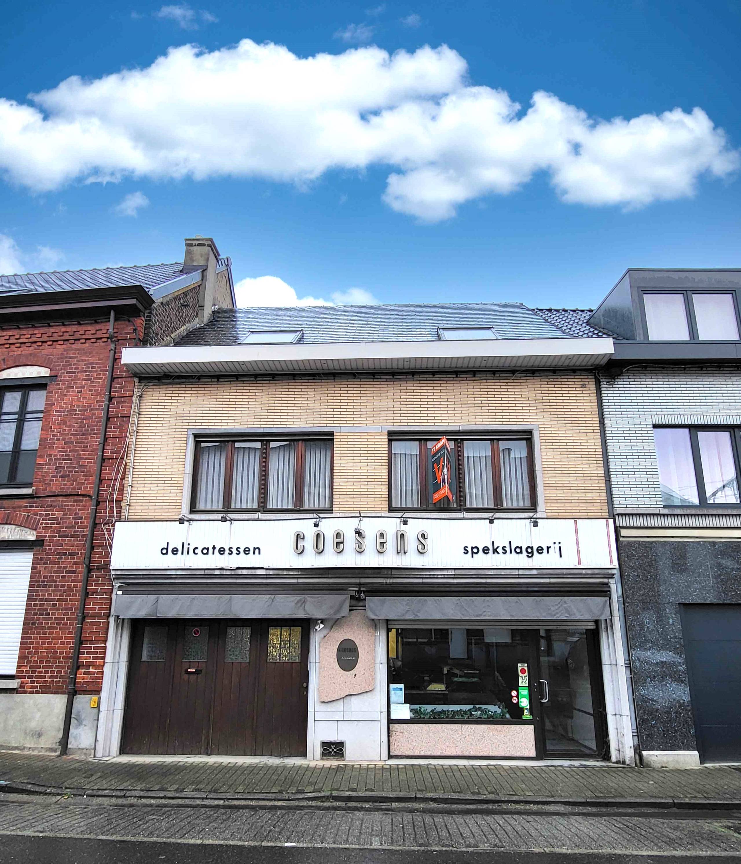 Dit veelzijdige pand met een grondoppervlakte van 240 m² combineert een ruime commerciële gelijkvloerse verdieping met een comfortabel appartement op de eerste verdieping. - foto 4