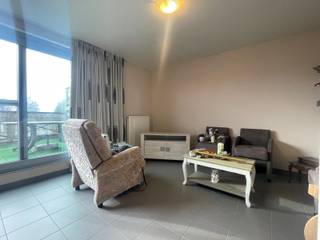 Dit verzorgd appartement op de eerste verdieping is gunstig gelegen in Sint-Lenaerts, met een vlotte verbinding naar het centrum en de omliggende invalswegen.. De indeling omvat een inkomhal met gastentoilet, een aangename leefruimte met open keuken en een praktische berging. Verder zijn er twee slaapkamers, waaronder één ruime slaapkamer en een tweede, kleinere slaapkamer die ideaal is als kinderkamer, bureau of dressing, evenals een comfortabele badkamer. Het grote terras vormt een fijne buitenruimte om in alle rust te genieten. Daarnaast beschikt het appartement over een autostaanplaats en is er een gemeenschappelijke fietsenberging aanwezig. Een praktisch en comfortabel appartement, ideaal voor wie gelijkvloers wil wonen op een goed bereikbare locatie.