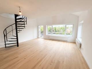 Dans la Veurnestraat à La Panne, nous trouvons cet appartement spacieux et lumineux (121 m²) avec une terrasse ensoleillée (5 m²) à...