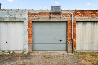 Ruime garagebox met betonnen dak, sectionaalpoort, elektriciteit en verlichting. Voorzien van zonnepaneel (± 45 kilowatt) en kleine batterij (±...