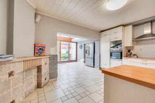 <p><strong>*** A VENDRE *** </strong>Rebecq - Maison 3 façades de 4 chambres avec terrasse et jardin situé dans un quartier calme et rural. Cette charmante maison se compose comme suit: au rez-de-chaussée: un séjour ultra lumineux de +- 28 m², une cuisine super équipée (frigo, four, micro-ondes, taques vitrocéramiques, hotte, lave-vaisselle) de +- 16 m² ouverte sur une véranda de +- 14 m², une salle à manger de +- 31 m², un hall, une salle de bain (baignoire, meuble évier, WC) de +- 6 m² et une buanderie + un futur garage séparé disponible en 2027. Au 1er: 4 chambres spacieuses dont une qui possède du parquet massif et un feu à bois de +- 52, 16, 13 et 12 m², un hall de nuit et un WC séparé. <br /><br /><strong>Confort </strong>: Une terrasse de +- 14 m² avec un jardin (orienté Est) et une remise de +- 27 m². PEB E (374 kWh/m².an). Panneaux solaires. Adoucisseur d'eau. Alarme filaire. Châssis pvc doubles vitrages récents (2023). Chauffage central : mazout (Saint-Roch). Volets manuels au RDC. BBQ en béton. <br /><br /><strong>Prix </strong>: F.O. àpd 349.000 euros (sous réserve d'acceptation du propriétaire)<br /><br /><strong>Contact </strong>: tubize@weinvest.be ou au 02.355.42.20 ou Taylor au 0494.28.38.88</p>