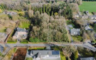 <p><span>DESTELBERGEN - Bouwgrond op exclusieve locatie</span></p><p><span> </span></p><p><span>In het doodlopende gedeelte van de Vossenberglaan te Destelbergen bevindt zich dit perceel bouwgrond van ca. 2.700 m² met een straatbreedte van 35m.</span></p><p><span>Een zeldzame opportuniteit voor wie ruim en kwalitatief wil wonen in een residentiële villawijk aan de groene rand van Gent. </span></p><p><span> </span></p><p><span>Troeven van dit perceel:</span></p><ul><li><span>2.703 m² bouwgrond</span></li><li><span>35 m straatbreedte</span></li><li><span>Rustige ligging in een doodlopende straat</span></li><li><span>Gelegen in een residentiële en gegeerde villawijk</span></li><li><span>Nabij de dorpskern van Destelbergen, invalswegen en Gent </span></li><li><span>Omgeven door groen en privacy</span></li></ul><p><span> </span></p><p><span>Dit perceel biedt de uitstekende basis voor het realiseren van een stijlvolle, hedendaagse villa die perfect aansluit bij het groene en residentiële karakter van de omgeving. </span></p><p><span> </span></p><p><span>Belangrijk: </span></p><p><span>Richtprijs: 695.000 EUR</span></p><p><span> </span></p><p><span>Neem contact op met Axel Lenaerts Makelaars voor meer informatie en de geldende bouwvoorschriften.</span></p>