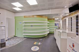 Deze commerciële ruimte van 231 m², gelegen in het centrum van Evere, werd voorheen gebruikt als apotheek. Het pand beschikt over een...