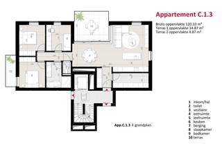 <p><strong>Ruim energiezuinig nieuwbouwappartement <span>gelegen op de 1<sup>e</sup> verdieping</span> met 3 slaapkamers, 2 terrassen, warmtepomp, vloerverwarming en privatieve zonnepanelen</strong></p>
<p>Op de hoek van de <strong>Spoorwegstraat en Bert Leysenlaan in Balen</strong> bevindt zich dit ruime en energiezuinige <strong>nieuwbouwappartement C.1.3</strong> met een bruto oppervlakte van <strong>120,33 m²</strong>. Het appartement beschikt over <strong>2 terrassen</strong>: terras 1 van <strong>14,87 m²</strong> en terras 2 van <strong>4,87 m²</strong>.</p>
<p>Dit appartement combineert modern wooncomfort met een praktische en ruime indeling. Dankzij de aanwezigheid van <strong>vloerverwarming met warmtepomp</strong> en <strong>privatieve zonnepanelen</strong> geniet u van een comfortabele woonervaring met aandacht voor energiezuinigheid, duurzaamheid en hedendaags wonen.</p>
<p>Bij het betreden van het appartement komt u terecht in de <strong>inkomhal</strong>, waar ruimte voorzien is voor een <strong>vestiaire</strong>. Aansluitend bevindt zich een <strong>apart toilet</strong>. De inkomhal geeft toegang tot de verschillende leef- en nachtruimtes, waardoor het appartement zeer logisch en praktisch is ingedeeld.</p>
<p>De ruime en lichtrijke <strong>leefruimte</strong> vormt het hart van het appartement en biedt voldoende plaats voor een gezellige zithoek. Aansluitend bevindt zich de <strong>eetruimte</strong>, waardoor er een open en aangename woonbeleving ontstaat. Vanuit de leef- en eetruimte is er een rechtstreekse verbinding met het grootste terras van <strong>14,87 m²</strong>, waardoor binnen- en buitenleven mooi met elkaar verbonden worden.</p>
<p>De <strong>keuken</strong> sluit praktisch aan bij de leef- en eetruimte en kan nog volledig naar eigen smaak gekozen worden. Verder beschikt het appartement over een <strong>praktische berging</strong>.</p>
<p>De nachtruimte bestaat uit <strong>3 slpks</strong>, waardoor dit appartement bijzonder geschikt is voor gezinnen, koppels die extra ruimte wensen of wie graag een afzonderlijke bureau-, hobby- of logeerkamer voorziet. Eén van de slaapkamers biedt toegang tot het tweede terras van <strong>4,87 m²</strong>, wat zorgt voor een extra aangename buitenruimte.</p>
<p>De <strong>badkamer met ligbad en douche</strong> is ruim en praktisch ingedeeld en biedt alle comfort voor dagelijks gebruik. Ook de verdere afwerking, zoals de vloer, keuken en badkamer, kan nog naar persoonlijke voorkeur worden bepaald.</p>
<p>De aanwezigheid van <strong>2 terrassen</strong> vormt een absolute meerwaarde. Het ruime hoofdterras is ideaal voor een gezellige eettafel of loungehoek, terwijl het 2e terras extra buitencomfort biedt aan de nachtruimte.</p>
<p><strong>Troeven van dit appartement</strong></p>
<ul>
<li><strong>120,33 m² bruto woonoppervlakte</strong></li>
<li><strong>2 terrassen</strong></li>
<li>Terras 1: <strong>14,87 m²</strong></li>
<li>Terras 2: <strong>4,87 m²</strong></li>
<li><strong>3 slpks</strong></li>
<li><strong>2 terrassen</strong></li>
<li><strong>Badkamer met ligbad en douche</strong></li>
<li>Energiezuinige nieuwbouw</li>
<li>Vloerverwarming met warmtepomp</li>
<li>Privatieve zonnepanelen</li>
<li>Keuken nog naar eigen smaak te kiezen</li>
<li>Badkamer en vloerafwerking nog personaliseerbaar</li>
<li><strong>6% btw</strong> mogelijk mits voldaan wordt aan de wettelijke voorwaarden</li>
</ul>
<p><strong>Aankoopvoorwaarden</strong></p>
<p>Bij dit appartement is de aankoop van volgende zaken verplicht:</p>
<ul>
<li><strong>1 privatieve berging</strong> aan € 6.000 excl. btw</li>
<li><strong>1 parkeerplaats</strong> aan € 25.000 excl. btw</li>
</ul>
<p><span><strong>ACTIE: Snelle beslissers genieten tijdelijk van 50% korting op de aankoop van een tweede parkeerplaats</strong></span></p>