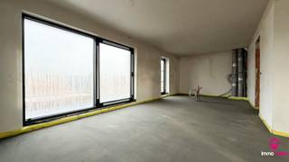 Appartement 1.1 is het linker-duplex-appartement en heeft op het gelijkvloers ( inpandige garage) + 1ste en 2de verdiep een bewoonbare oppervlakte van 136m² + 26 m² ( garage+ trap).<br />Ook dit appartement heeft een privatieve inkom : via de voordeur bereikt men de trappenhal met rechts de inpandige garage om zo naar het woongedeelte te gaan.<br /><br />Het appartement heeft een ruim terras (17m²) waar men geniet van de namiddag en avondzon; heerlijk… <br />Op de eerste verdieping heeft men een ruime berging, gastentoilet en vervolgens een zeer aangename leefruimte met open keuken. Van hieruit loopt men ’s avonds in alle stilte het terras op om te genieten van de voorbije dag.<br />Op de 2de verdieping bevinden er zich 2 slaapkamers en de badkamer.<br /><br />De koper heeft op dit moment nog de volledige eigen keuze naar afwerking (zie lastenboek)!<br /><br />Project “Garenstraat” is een prachtig ontworpen project waar lay-out en leef-comfort hand in hand gaan.<br /><br />Het Project bestaat uit 4 appartement : 2 gelijkvloerse en 2 duplexen.<br /><br />Project Garenstraat is een hoogwaardig afgewerkt en energiezuinig project waar men de nadruk legt op comfort en afweking! Hier wonen betekent anders wonen; een kleinschalige blok waar iedereen geniet van een eigen privatieve inkom en prachtige buitenruimtes! <br /><br />Het Project is gelegen in een rustige straat met enkel bestemmingsverkeer en waar men anderzijds toch vlakbij het centrum van Heusden woont.<br /><br />Deze unieke woonappartementen worden volledig afgewerkt volgens smaak van de klant en zijn beschikbaar tegen februari 2026!<br /><br />Elk van de appartementen heeft voldoende parkeergelegenheid : de gelijkvloerse met een carport en extra parking; de duplexen met een inpandige garage en extra parking.<br /><br />De warme architectuur en het voorzien van de laatste nieuwe technische voorzieningen geven zowel vanbuiten als binnenshuis warmte aan deze gezellige residentie!<br /><br />Pluspunten<br />* zalige ligging = rust en toch overal dichtbij<br />* elk appartement heeft een eigen inkom<br />* voldoende parkeergelegenheid : carport of inpandige garage<br />* quasi energie-neutraal!<br />* verwarming met warmtepomp en koeling!<br />* eigen zonnepanelen<br />* eigen energiebochten<br />* ventilatiesysteem D<br />* aluminium ramen<br />* hoogwaardige afwerking<br />* gelijkvloers : terras + tuin + tuinberging<br />* privacy<br />* vlakbij natuur en bossen<br />* vlakbij de winkelstraat van Heusden-Centrum<br />* goede verbinding naar de autosnelweg<br />* oplevering februari 2026!<br />* zien = kopen!<br /><br /><span>Maatregelen opgenomen in het Maatregelenregister: nee</span><br /><br />Voor een afspraak of meer info, bel ons op 078/78.78.70, of kom gewoon binnen op ons kantoor. Steeds welkom!