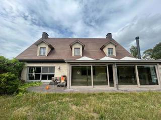 You can request a viewing through our website: https://vicusvastgoed.be/nl/te-huur. Go to the property in question and click on “Request a Viewing.” Once you’ve filled out “My Rental Profile,” we’ll get back to you shortly.<br /><br />PLEASE DO NOT CALL<br />COHOUSING IS POSSIBLE<br /><br />Spacious home with 4 bedrooms and 2 bathrooms, ideal for a family or for cohousing<br /><br />This spacious single-family home is conveniently located on Nijverheidskaai in Sint-Amandsberg. Upon entering the home, you’ll find yourself in a large entryway with space for bicycles. There is a separate guest restroom here. The entryway leads to the living area, which features an open sitting area and a spacious dining area. Adjacent to this is the fully equipped kitchen, which opens directly onto a bright veranda overlooking the enclosed garden. The garden is maintained by the owner.<br /><br />The home features four spacious, full-sized bedrooms, each equipped with built-in closets, a private sink, and air conditioning. There is a spacious bathroom with a double vanity, toilet, and bathtub, as well as a separate shower room, offering extra comfort for larger families or people living together.<br /><br />Finally, there is a very spacious basement that is ideal as storage space, a hobby room, or a laundry room. This home is perfect for families or friends who want to live in a spacious and comfortable home in a quiet neighborhood.<br /><br />The rent INCLUDES utilities for water, electricity, and heating.