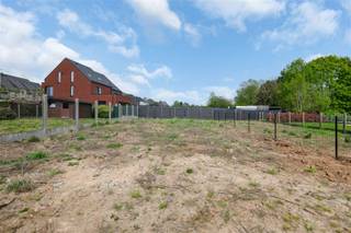 <p>Deze halfopen wind- en waterdichte nieuwbouwwoning op een rustige topligging in Haaltert!</p><p>De woning beschikt over een aparte garage, een ruime leefruimte met keukenberging, bureau en apart toilet op het gelijkvloers.<br />Op de verdieping vinden we 3 slaapkamers, badkamer, apart toilet en een berging.<br />De bovenste verdieping is toegankelijk via een vaste trap en biedt de mogelijkheid tot het creëren van 2 extra slaapkamers, hobbyruimte of bergruimte.</p><p>Twee aankoopmogelijkheden:</p><p>Aankoop in huidige casco staat<br />Perfect voor wie zelf wil instaan voor de verdere afwerking en volledige vrijheid wenst in materiaalkeuze en indeling.</p><p>Aankoop afgewerkt – meerprijs €80.000<br />De woning kan, mits een prijs van €80.000, volledig worden naar een kwaliteitsvolle standaard inclusief:</p><p>Verwarming<br />Elektriciteit<br />Sanitaire toe- en afvoerleidingen<br />Verwarming (vloerverwarming en warmtepomp)<br />Ventilatie<br />Vloerisolatie<br />Chapewerken<br />Pleisterwerken</p><p>Bij akkoord over de prijs kan de afwerking op korte termijn gebeuren, zodat u bij de akte zonder zorgen snel kan intrekken.</p><p>Bijkomend voordeel:<br />Aankoop én verdere afwerking kunnen gebeuren aan het verlaagde btw-tarief van 6%, dankzij het stelsel voor sloop en heropbouw (onder voorwaarden). Dit zorgt voor een aanzienlijk financieel voordeel voor de koper.</p>