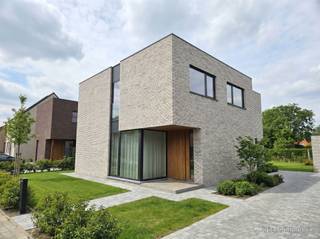 <p><span>Maison individuelle neuve située dans un cadre rural à Rillaar. Située dans une petite rue très calme avec très peu de circulation de transit, à deux pas d'Aarschot et bien desservie vers Louvain. LOT 5A indiqué sur le plan cadastral.<br /><br />Maison contemporaine aux lignes épurées, située sur un terrain de 540 m² orienté nord-ouest, avec une surface habitable de 209 m², ce qui vous offre largement assez d'espace pour une maison familiale à part entière.</span></p><p><span>Agencement :</span><span><br />- rez-de-chaussée : hall d'entrée avec toilettes invités, salon spacieux et lumineux avec îlot de cuisine ouvert et une vue magnifique sur le jardin. Grand débarras pratique. Chambre ou bureau au rez-de-chaussée.<br />- 1er étage : 3 chambres spacieuses dont une avec dressing. Salle de bains et toilettes séparées. Local technique ou débarras.</span></p><p><span>Le jardin offre beaucoup de calme et d'espace pour profiter de délicieuses soirées d'été.<br /><br />Le prix de vente de 390 000 euros, hors TVA de 21 % et frais de notaire, correspond à une finition CASCO pour laquelle les coûts suivants sont</span><span>inclus</span><span> </span><span></span><span>:<br />- travaux de gros œuvre <br />- travaux de toiture<br />- menuiserie extérieure, y compris les fenêtres en PVC à double vitrage à haut rendement<br />- achat du terrain<br />- frais d'architecte et de bureau d'études<br />- assurance<br /><br />Livraison en état brut possible dans un délai de 4 mois.</span></p><p><span><br />La maison peut également être livrée entièrement finie, vous permettant ainsi de choisir vous-même le revêtement de sol, la cuisine et la salle de bains. Des informations détaillées sur une maison entièrement finie sont disponibles sur demande. </span></p><p><span>Contactez Dupont Vastgoed au 015 15 15 15.</span><span><br /><br />Les photos sont purement illustratives et diffèrent de la construction actuelle.</span><span><br /><br /></span></p>