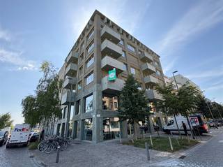 Welkom in dit prachtig gelegen appartement in de populaire Cadixwijk, op wandelafstand van de Delhaize en met een uniek uitzicht op het Houtdok en...